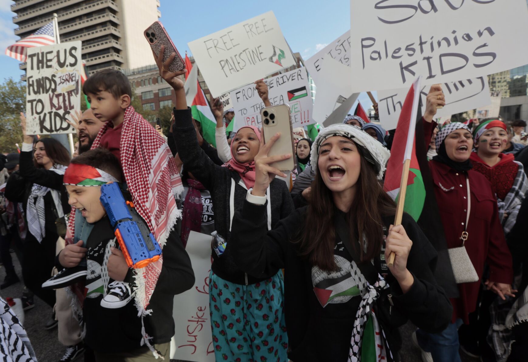 More than 1000 march demanding to end Israel-Hamas War